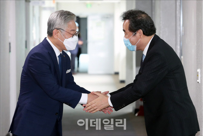 인사 나누는 이낙연 의원-이재명 지사                                                                                                                                                               