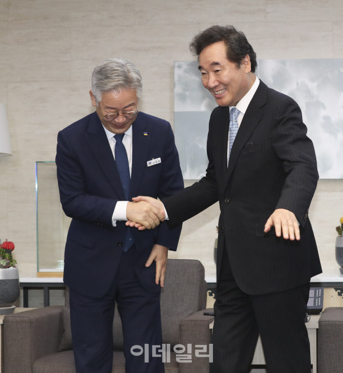 자리로 이동하는 이낙연 의원-이재명 지사                                                                                                                                                           