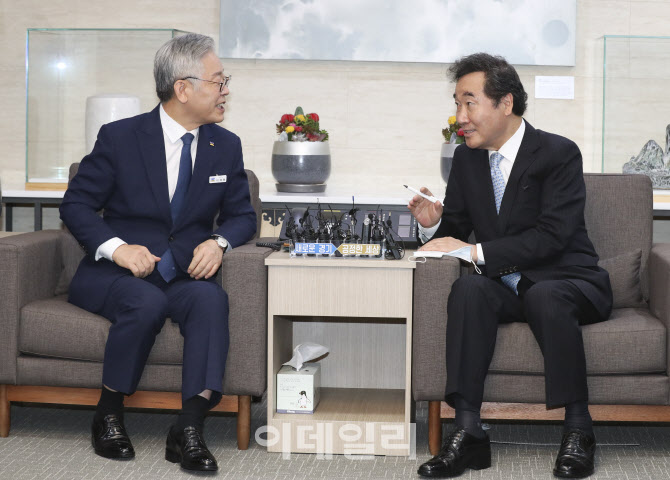 경기도청에서 환담하는 이재명 지사와 이낙연 의원                                                                                                                                                   