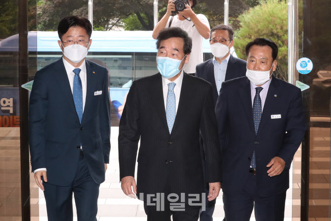 경기도청 들어서는 이낙연 의원                                                                                                                                                                     