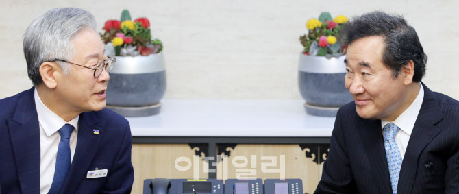 미소짓는 이재명 지사-이낙연 의원                                                                                                                                                                  