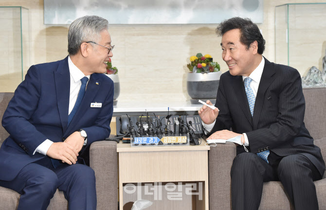 미소짓는 대권 지지율 1위·2위                                                                                                                                                                     