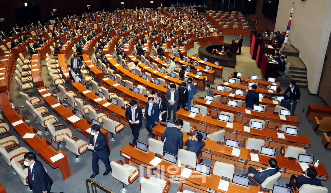 임대차보호법 본회의 통과…미래통합당, 항의 표시로 표결 불참                                                                                                                                       
