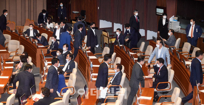 미래통합당 항의 표시로 표결 불참 속, 임대차보호법 국회 본회의 통과                                                                                                                                