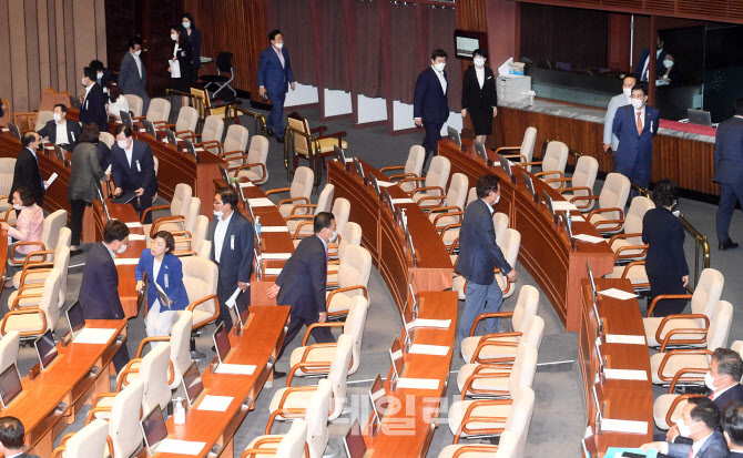 본회의장 떠나는 미래통합당, 임대차보호법 국회 본회의 통과                                                                                                                                         