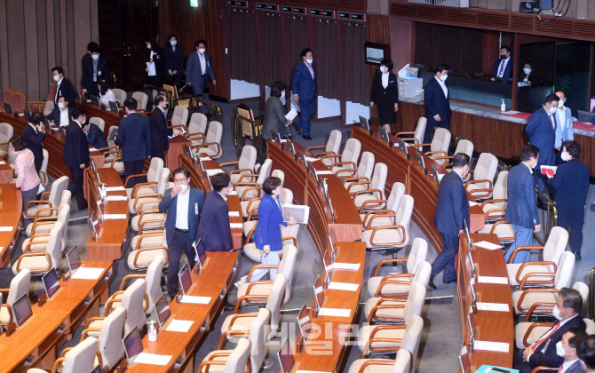 본회의장 떠나는 미래통합당, 임대차보호법 통과                                                                                                                                                     