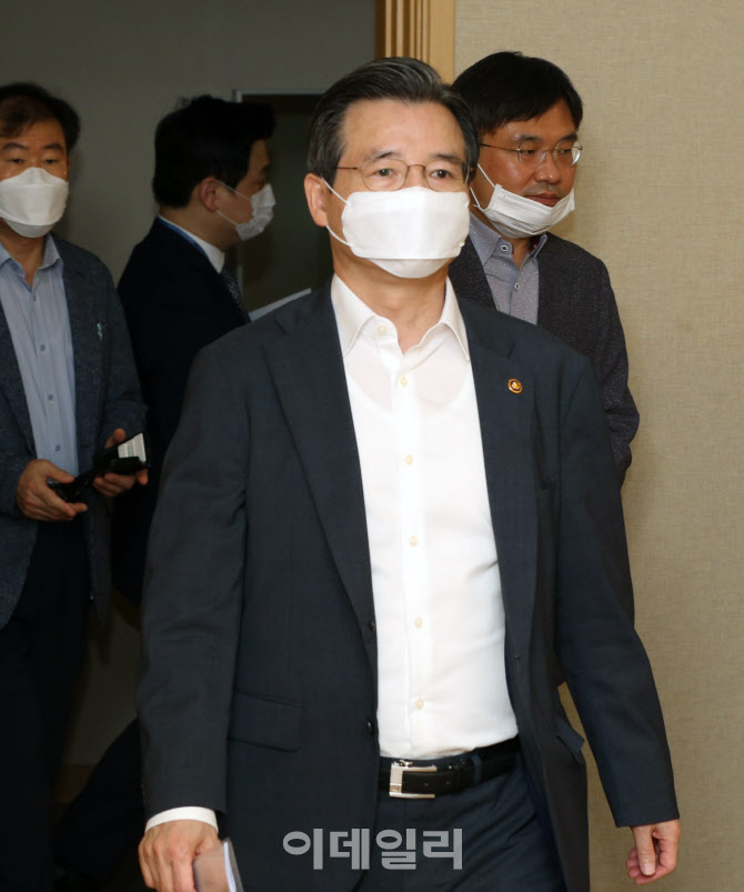  혁신성장회의 참석하는 김용범 차관                                                                                                                                                                