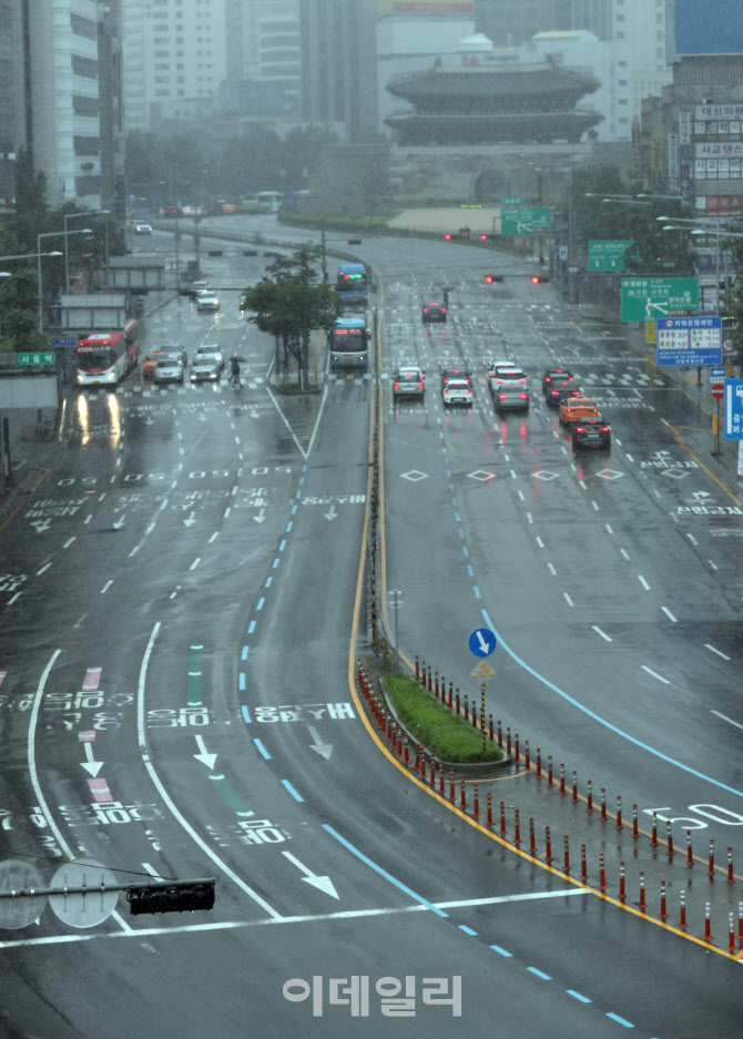 '한산한 도심 도로'                                                                                                                                                                      