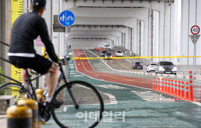 통제된 잠수교 보행자·자전거 도로                                                                                                                                                                 