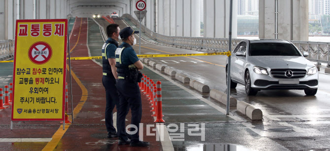 멈추지 않는 장마, '잠수교 보행자 도로' 통제                                                                                                                                             