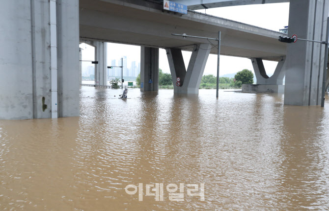 흙탕물 가득한 서울 잠수교                                                                                                                                                                         