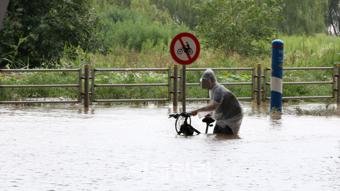 한강공원 일부 '침수'... 안전 유의                                                                                                                                                       