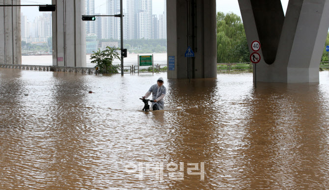 집중호우로 사라진 한강공원 자전거도로                                                                                                                                                             