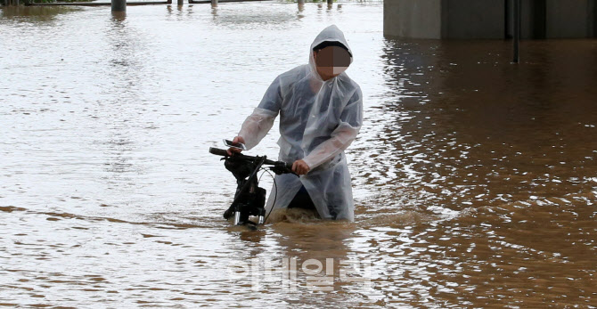 성인 허벅지까지 올라온 잠수교 한강물                                                                                                                                                              