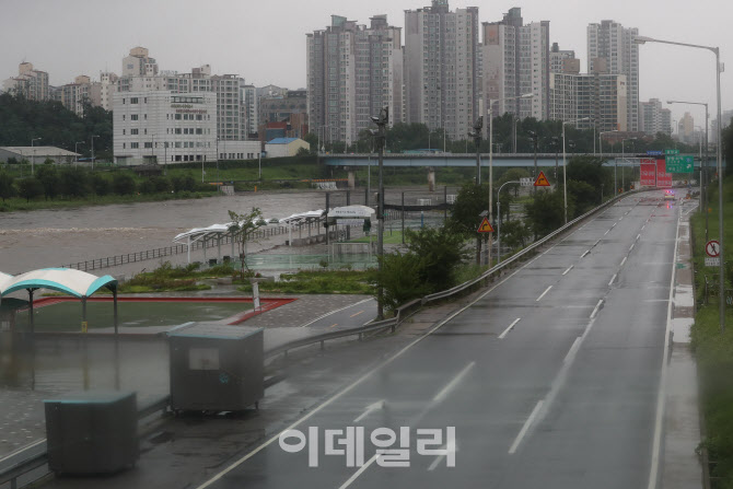 포토]중랑천 범람으로 통제된 동부간선도로