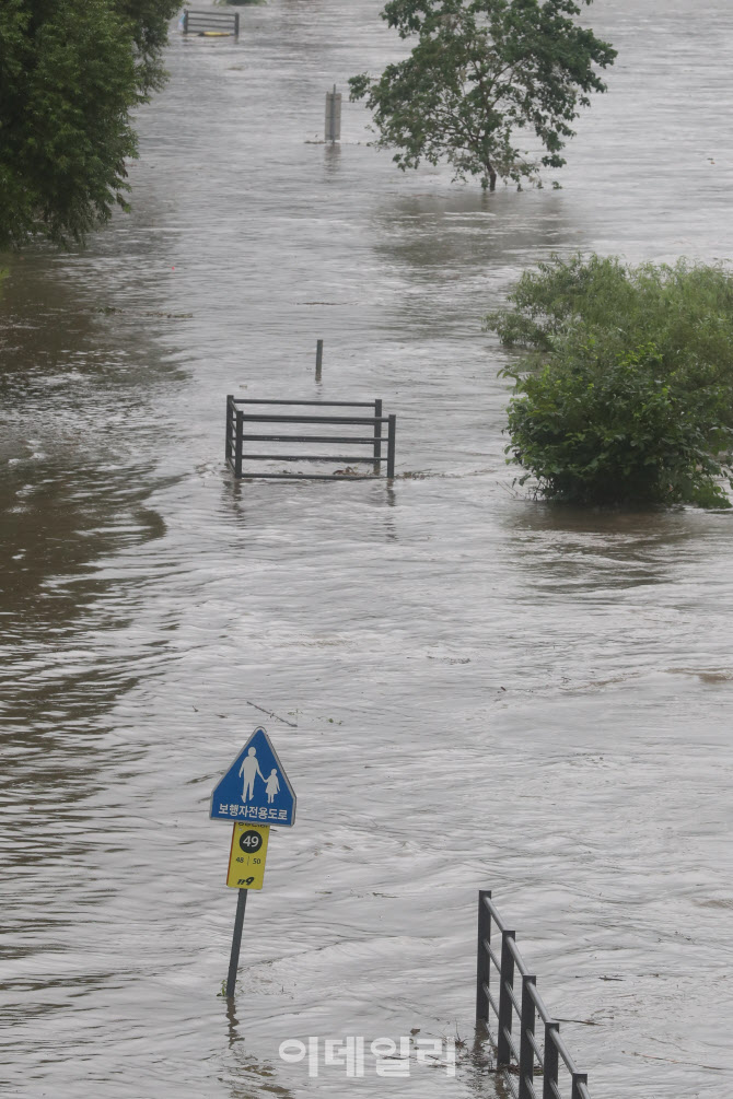 물에 잠긴 보행로                                                                                                                                                                                  