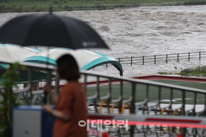 급속도로 불어난 중랑천 수위                                                                                                                                                                       