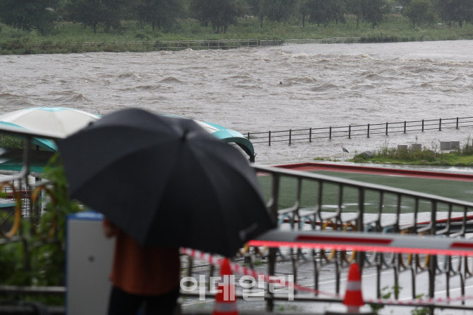 산책로를 넘어 동부간선도로 침수까지 걱정해야 하는 수위                                                                                                                                            