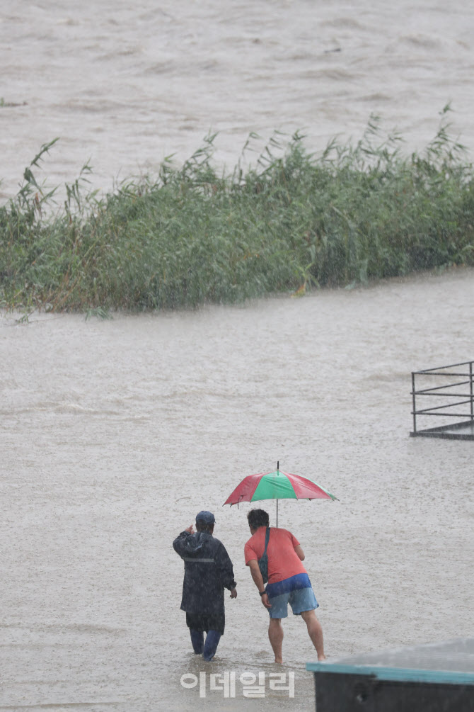 손 쓸 수 없이 불어나는 중랑천 수위                                                                                                                                                                