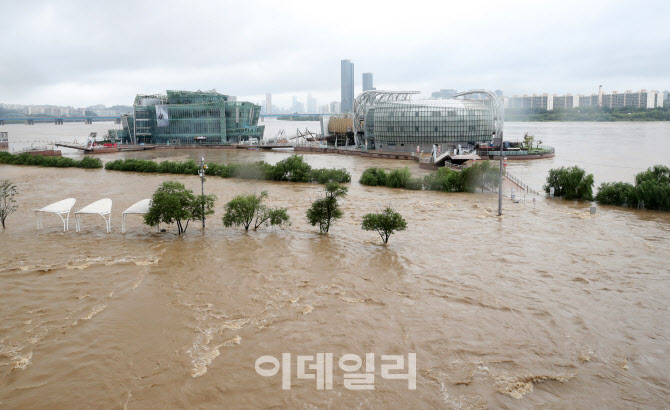 한강 둔치도 흙탕물 속으로                                                                                                                                                                         
