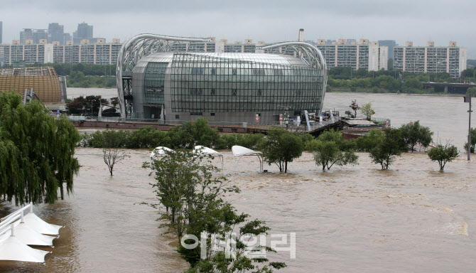 한강물 범람한 반포지구 시민공원                                                                                                                                                                   