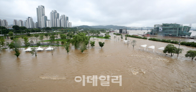 폭우로 잠긴 한강공원                                                                                                                                                                              