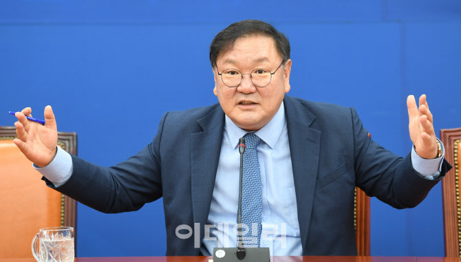 취재진 질문에 답하는 김태년 민주당 원내대표                                                                                                                                                       