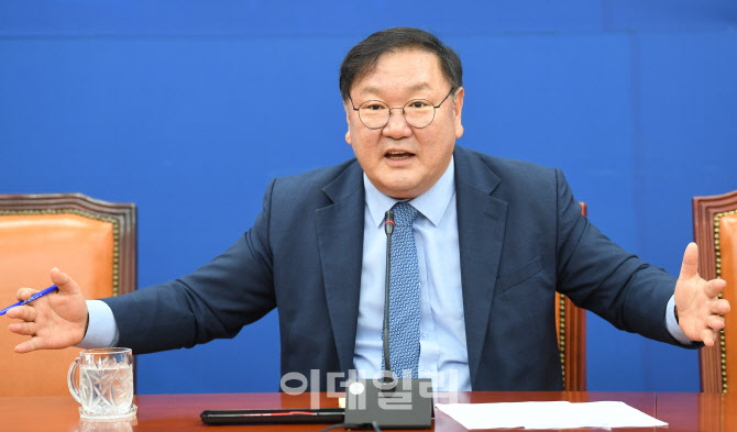 취재진 질문에 답하는 김태년 더불어민주당 원내대표                                                                                                                                                 