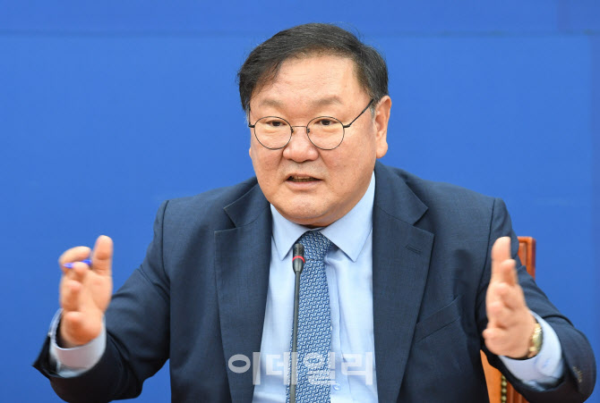 질문에 답하는 김태년 원내대표                                                                                                                                                                     