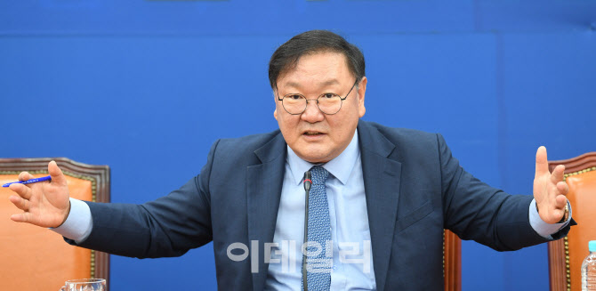 취재진 질문에 답하는 김태년 원내대표                                                                                                                                                              