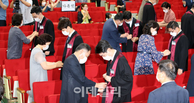 법복 입는 신임검사들                                                                                                                                                                              