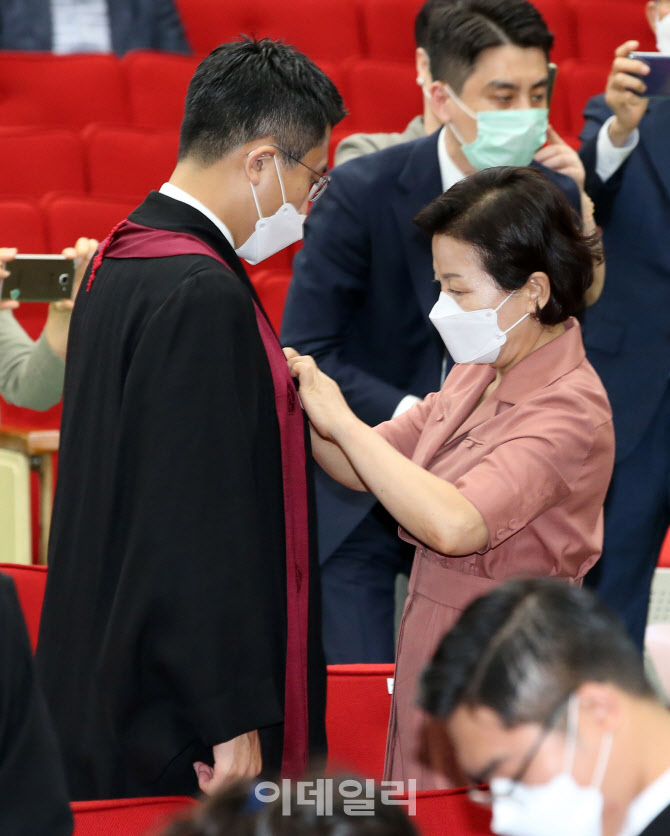 부모님이 입혀주는 검사 법복                                                                                                                                                                       