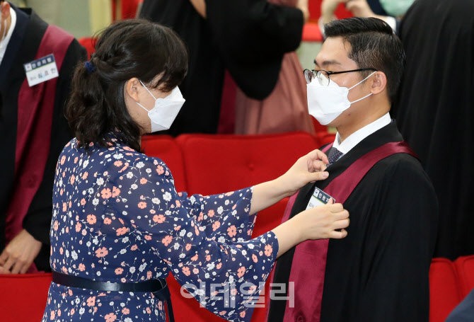 부모님이 직접 입혀주는 검사 법복                                                                                                                                                                  