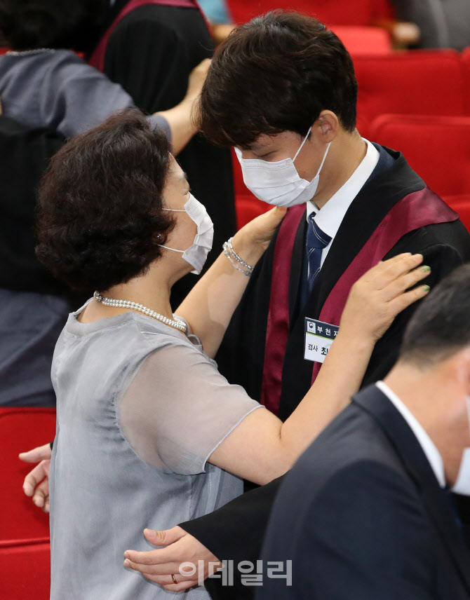 부모님과 포옹하는 신임검사                                                                                                                                                                        