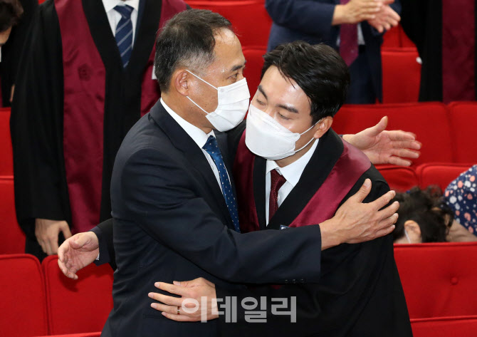 부모님과 포옹하는 신임검사들                                                                                                                                                                      