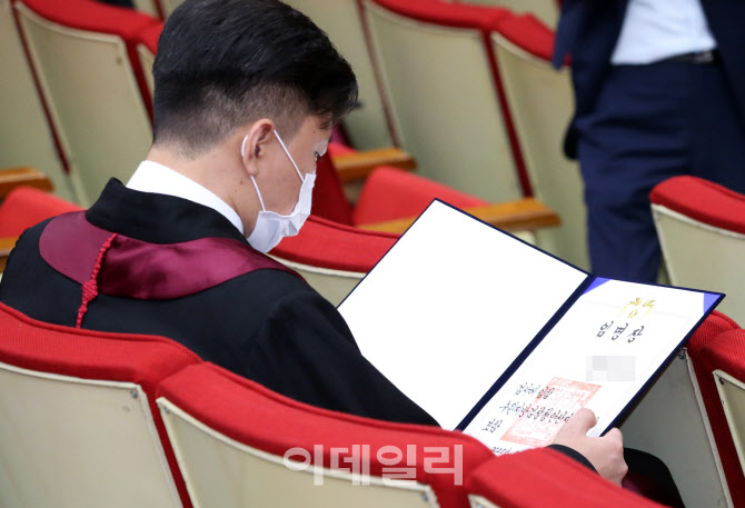 검사 임명장 바라보는 신임검사                                                                                                                                                                     