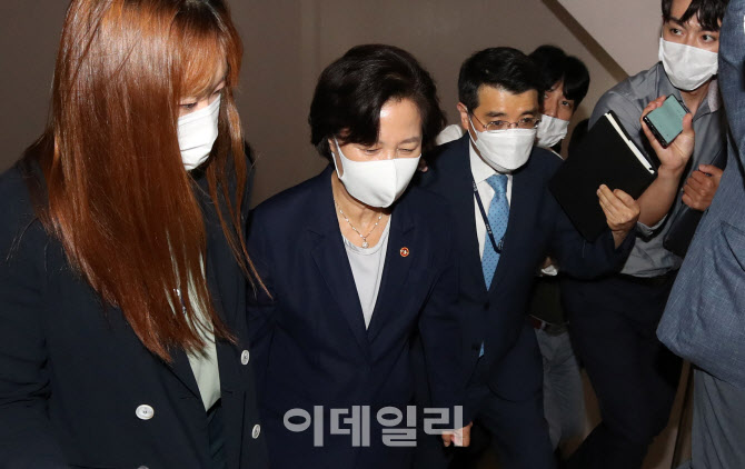 취재진 질문 받으며 이동하는 추미애 장관                                                                                                                                                           