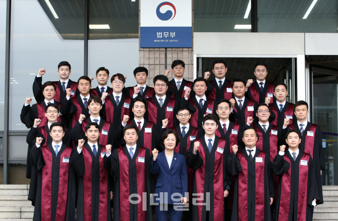 신임 검사들 '파이팅'                                                                                                                                                                    