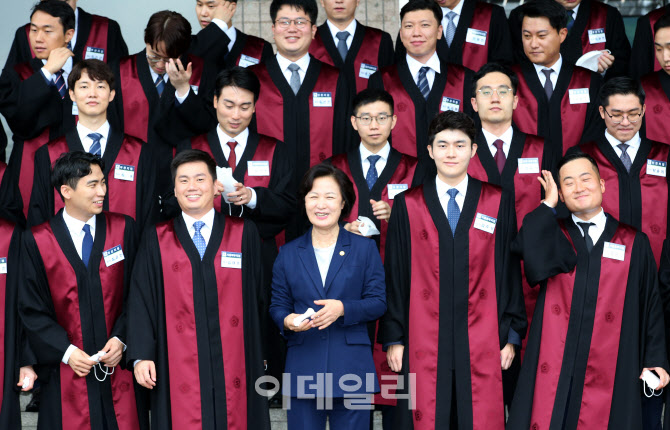 밝게 웃는 추미애 장관과 신임 검사들                                                                                                                                                               