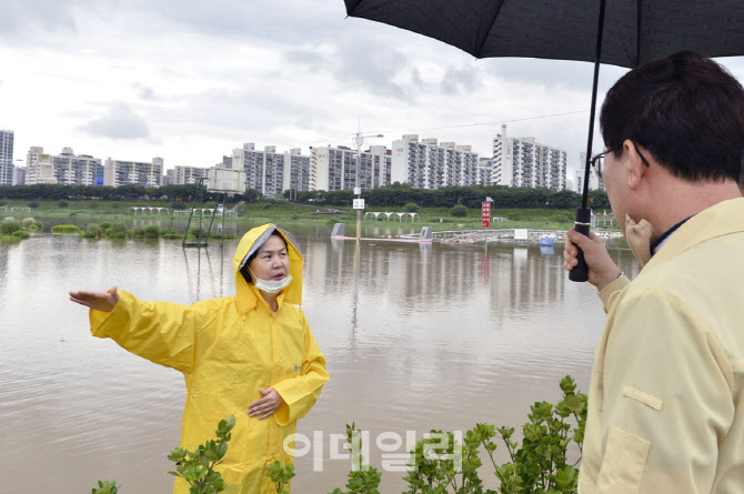  안양천 점검하는 김수영 양천구청장                                                                                                                                                                