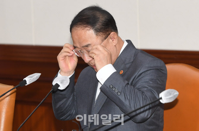 안경쓰는 홍남기 부총리                                                                                                                                                                            