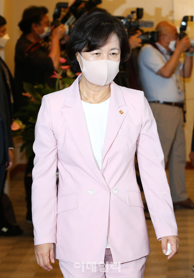 국무회의 입장하는 추미애 법무부 장관                                                                                                                                                              