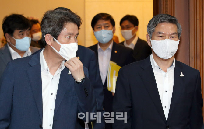 국무회의 입장하는 이인영-정경두                                                                                                                                                                   