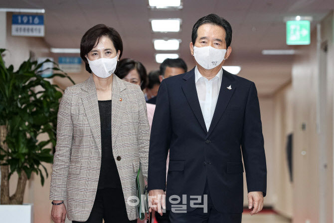 국무회의 입장하는 정세균-유은혜                                                                                                                                                                   