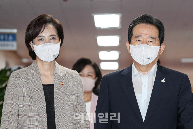 국무회의 참석하는 정세균 총리-유은혜 부총리                                                                                                                                                       