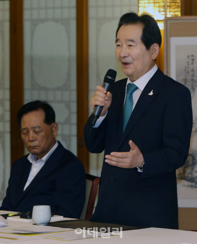  감사 인사하는 정세균 국무총리                                                                                                                                                                    