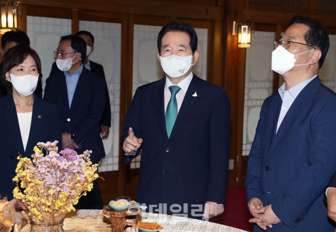  마스크 관계자 환담하는 정총리                                                                                                                                                                    