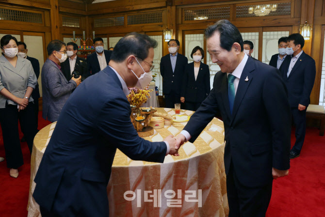  마스크 공급 감사하는 정총리                                                                                                                                                                      