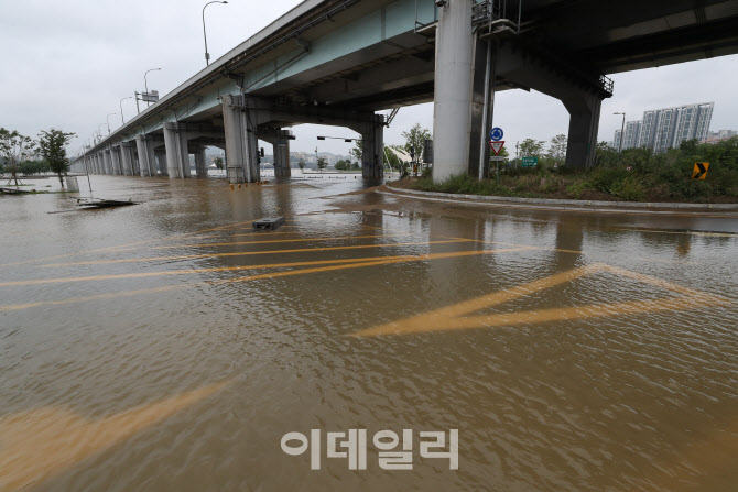 한강 수위 상승으로 물에 잠긴 잠수교                                                                                                                                                               