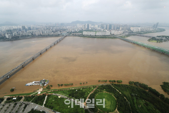 흙탕물처럼 변한 한강                                                                                                                                                                              